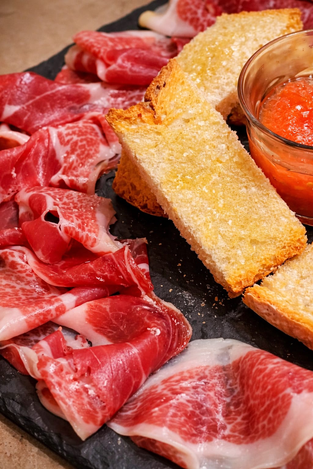Tabla de jamón ibérico con pan en Casa Paco